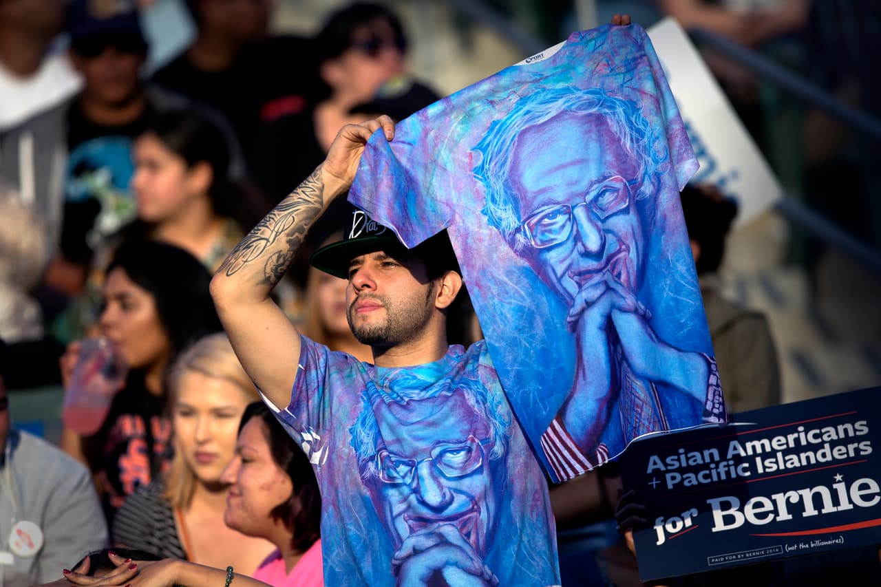 En un mitin en Carson, California, un seguidor de Sanders alza una camisa con la cara del senador, en la Universidad del Estado de California, en Dominguez Hills, 17 de mayo, 2016. Foto: David McNew/Getty Images