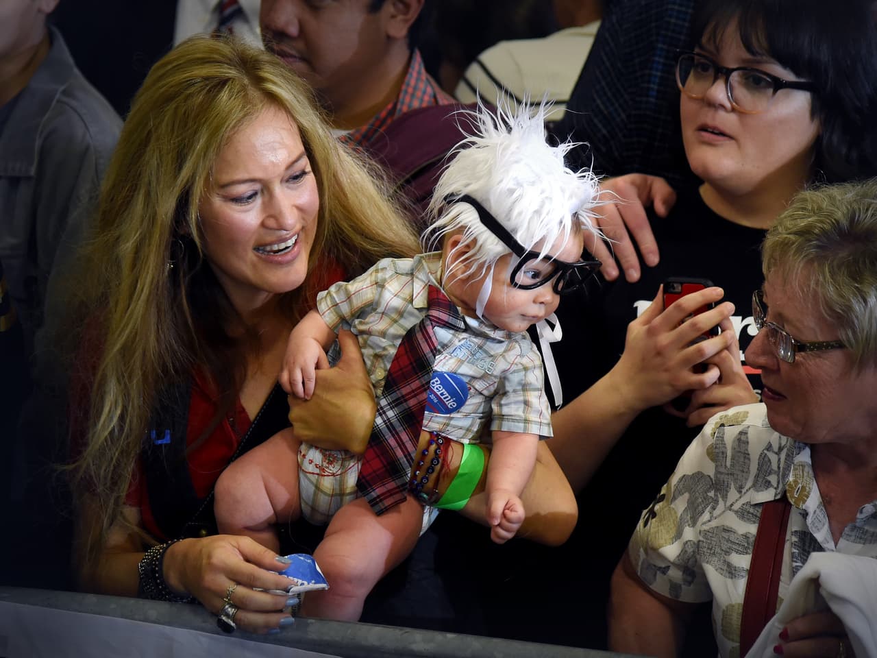 Susan Lomas, izq, alza a su bebé de 3 meses, Oliver Lomas, que está disfrazado del senador por Vermont, durante un mitin en el Bonanza High School el 14 de febrero, 2016 en Las Vegas, Nevada. Foto: Ethan Miller/Getty Images