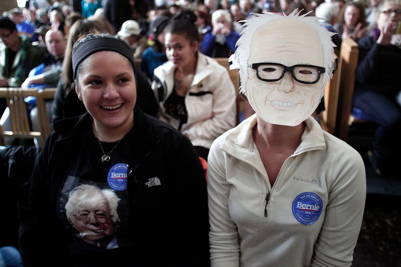 Dos fanáticas de Sanders de Michigan esperan a verlo vestidas con la imagen del senador, en Flint, Michigan, el 25 de febrero, 2016 in Flint, Michigan. Foto: Bill Pugliano/Getty Images