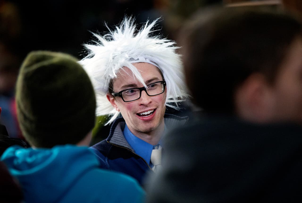 Un hombre usa una peluca semejante al cabello de Sanders, en un mitin en la Universidad del Estado de Michigan, el 2 de marzo, 2016, en East Lansing, Michigan. Foto: Scott Olson/Getty Images