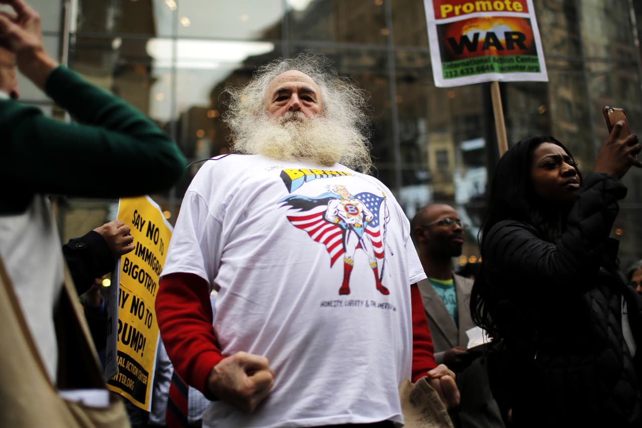 Joe Friendly protesta en contra de Trump y a favor de Sanders, el 3 de marzo, 2016, en Nueva York. Foto: Eduardo Muñoz Alvarez/Getty Images