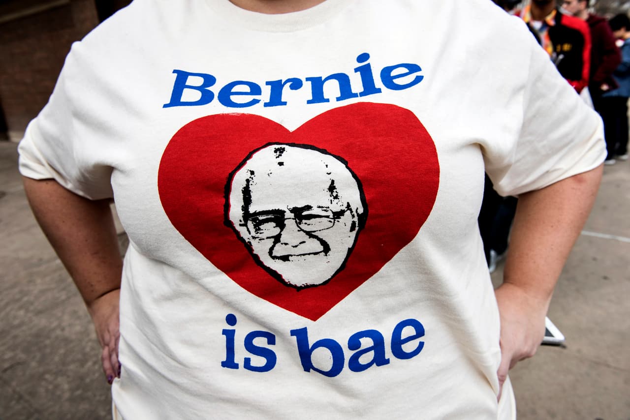 “Bernie is bae”, o “Bernie es mi amorsito”, lee una camisa de una mujer en un evento de Sanders en Exeter, New Hampshire, el 5 de febrero, 2016. Foto: Victor J. Blue/Bloomberg via Getty Images