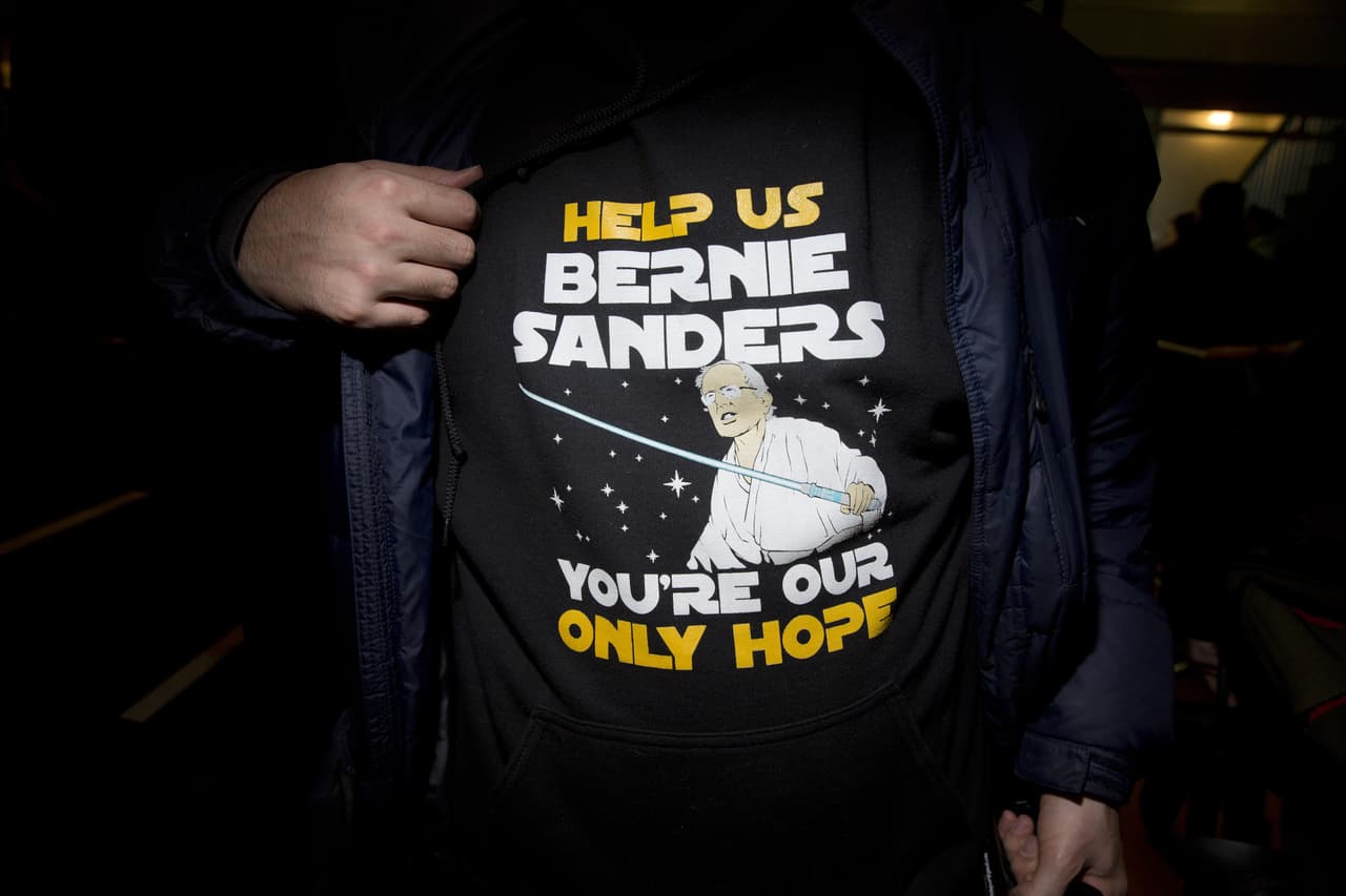 “Ayúdanos Bernie Sanders, eres nuestra única esperanza”, lee la camiseta de un seguidor del precandidato demócrata, en referencia a una famosa frase de la película de ciencia ficción “La Guerra de las Galaxias”, durante un mitin en Exeter, New Hampshire, el 5 de febrero, 2016. Foto: Victor J. Blue/Bloomberg via Getty Images