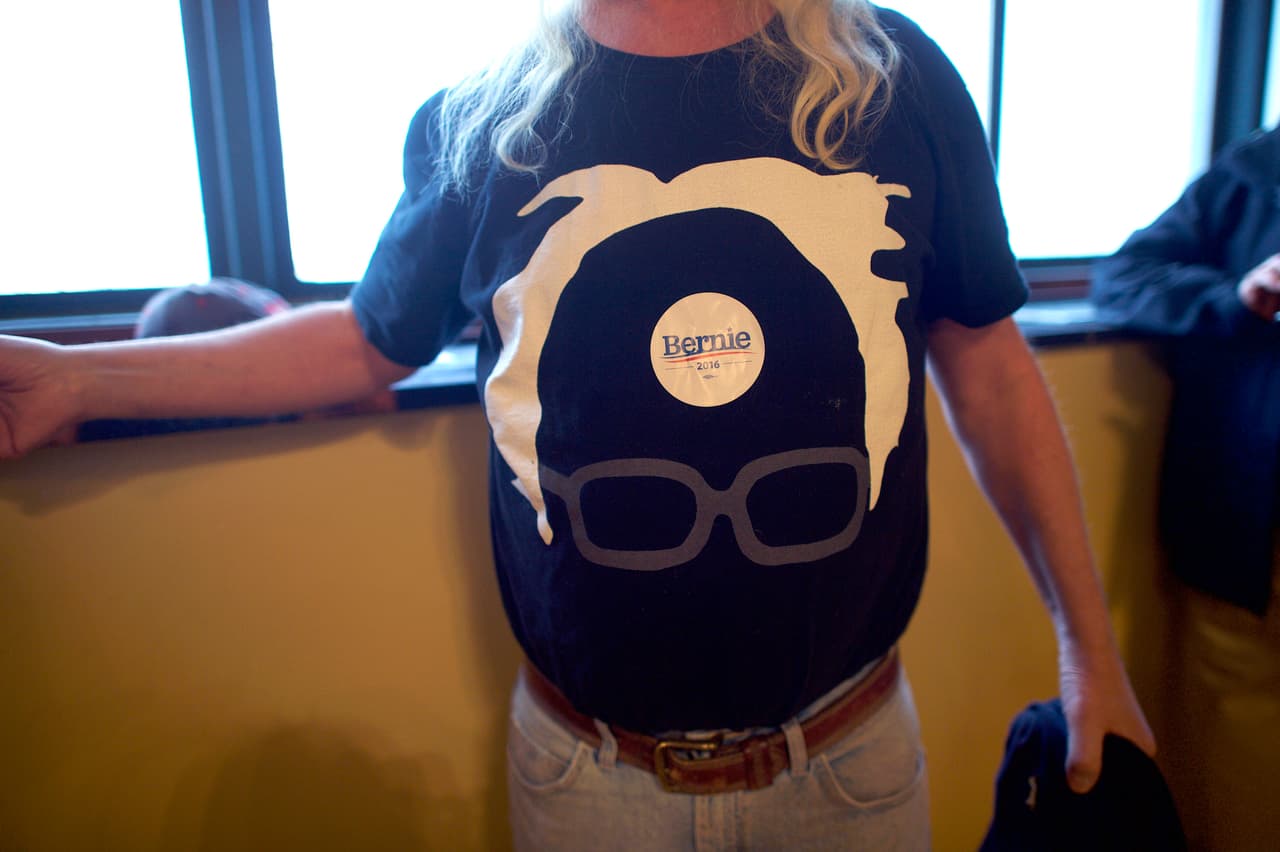 Una calcomanía de Sanders encima de una camiseta de Sanders, en un evento del senador. Sus seguidores no se casan de verlo y oírlo y de llevarlo puesto. En esta ocasión se presentaba frente a una audiencia el 9 de mayo, 2016 en Atlantic City, Nueva Jersey. Foto: Mark Makela/Getty Images