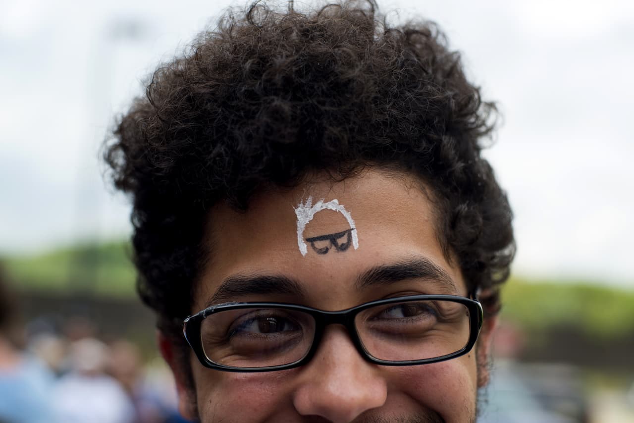 Un joven seguidor de Sanders se pinta la cara con la imagen icónica del cabello y gafas del senador, en Huntington, West Virginia, el 26 de abril, 2016. Foto: Ty Wright/Bloomberg via Getty Images