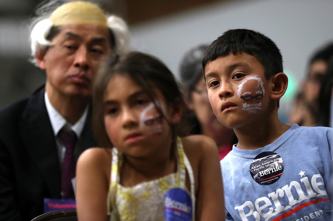 Una familia de seguidores de Sanders esperan a ver al senador hablar durante un panel de estadounidenses asiáticos el 1 de junio, 2016, en Palo Alto, California. Foto: Justin Sullivan/Getty Images
