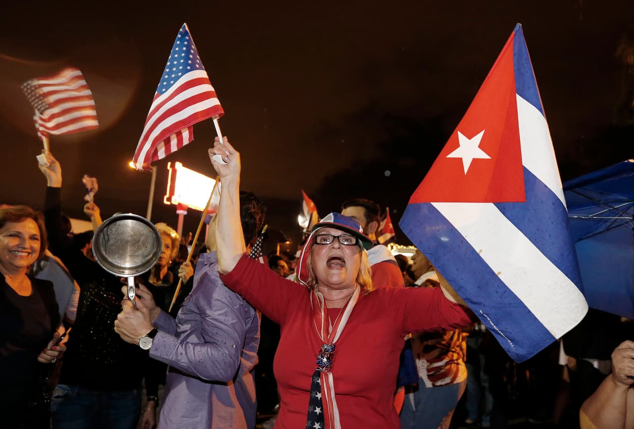 Cubanoamericanos celebran en las calles de la Pequeña Habana, al conocer la noticia de muerte del líder cubano.