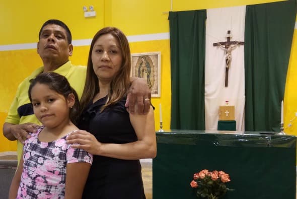 Lorenzo Solórzano junto a su esposa y su hija de siete años se refugian en una iglesia en West Chicago.