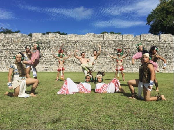 El ballet Estampa Maya dio la bienvenida a la zona arqueológica de Edzná, Campeche, México.