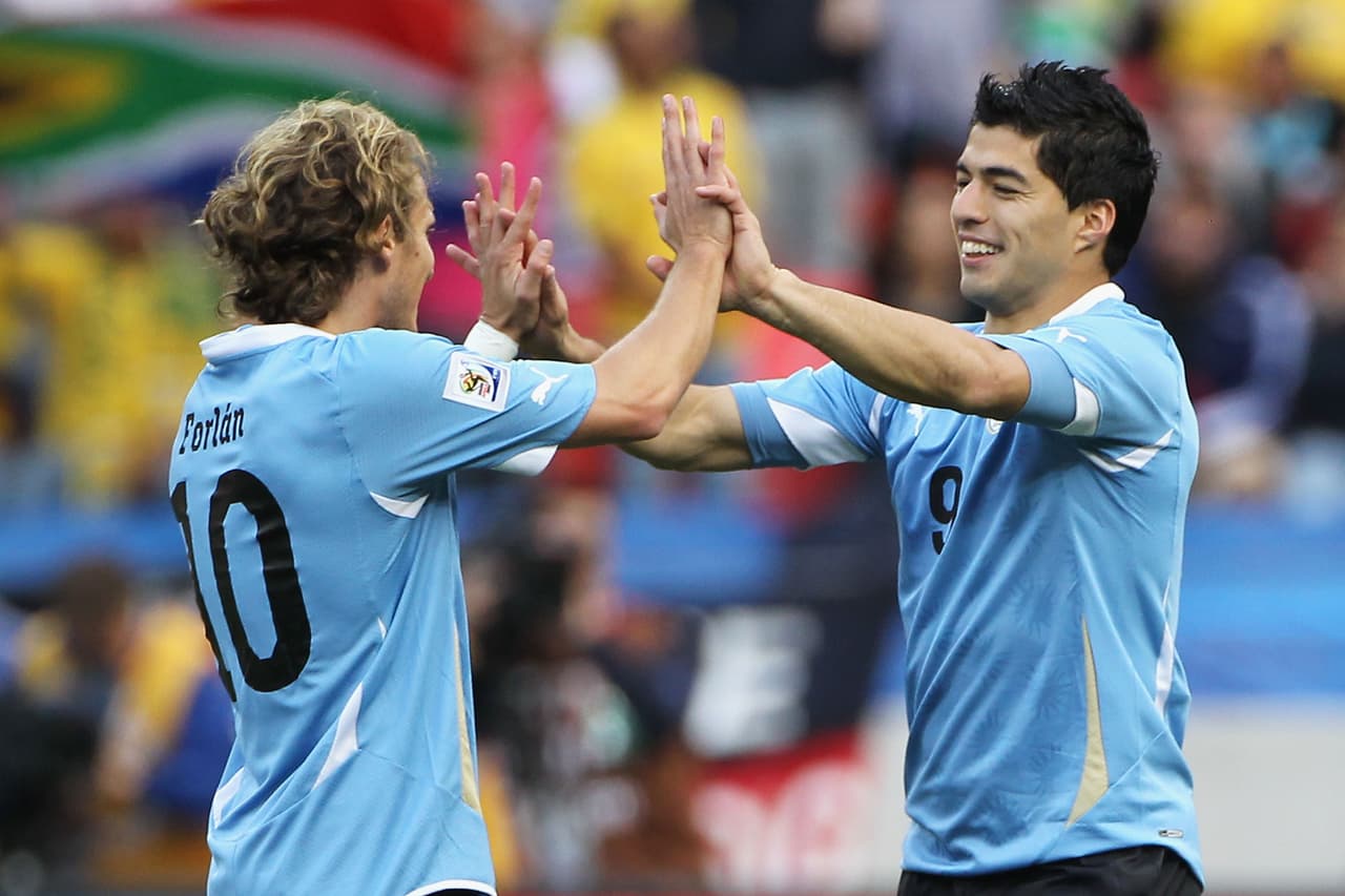 El jugador con más participaciones con la casaca de Uruguay es Diego Forlán con 112 partidos y su máximo goleador es Luis Suárez con 44 goles en 82 juegos con la Celeste.