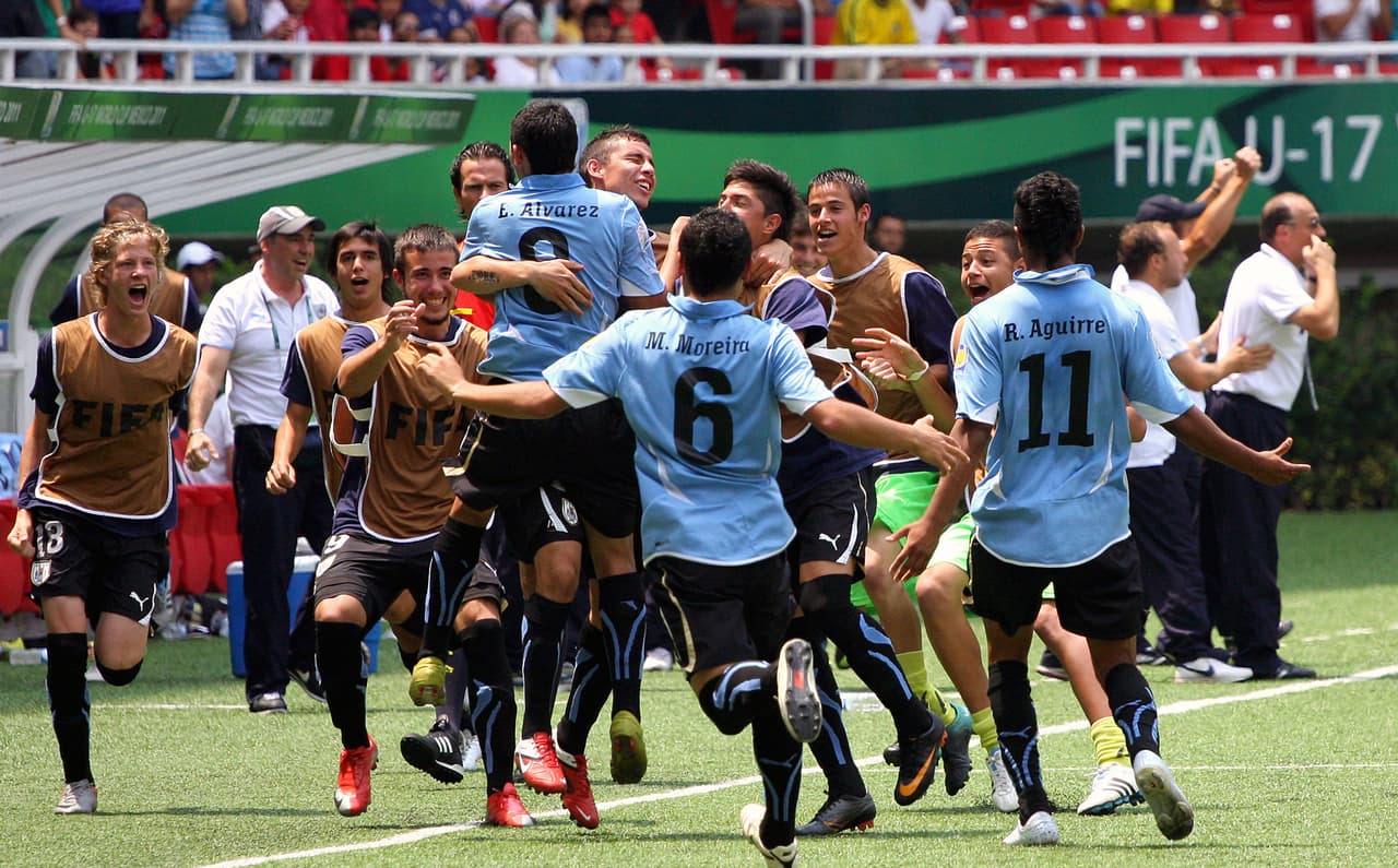 Además, la selección uruguaya ha obtenido dos Medallas de Oro en los Juegos Olímpicos de 1924 y 1928, los únicos reconocidos por la FIFA como Campeonatos Mundiales, por lo que el combinado charrúa es llamado tetracampeón del mundo y tiene cuatro estrellas en el escudo de su camiseta. En selecciones menores quedó subcampeona del Mundial Sub-20 dos veces en Malasia 1997 y Turquía 2013. Y en la Copa del Mundo Sub-17 fue subcampeón en México 2011.