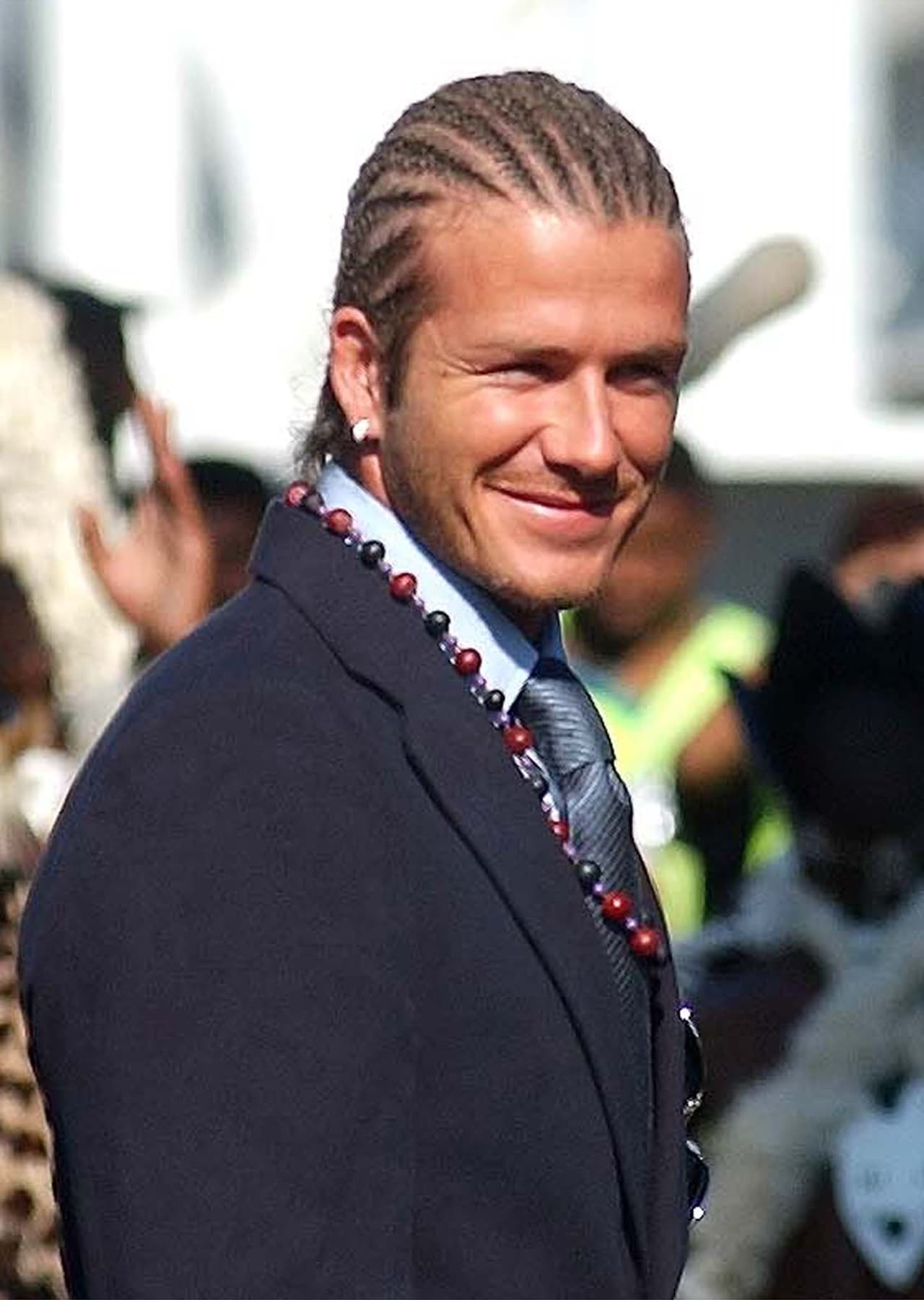 De hecho, utilizando unas arriesgadas trenzas africanas, Beckham no perdía el encanto. Esto fue en una visita del United a Sudáfrica para una gira deportiva.