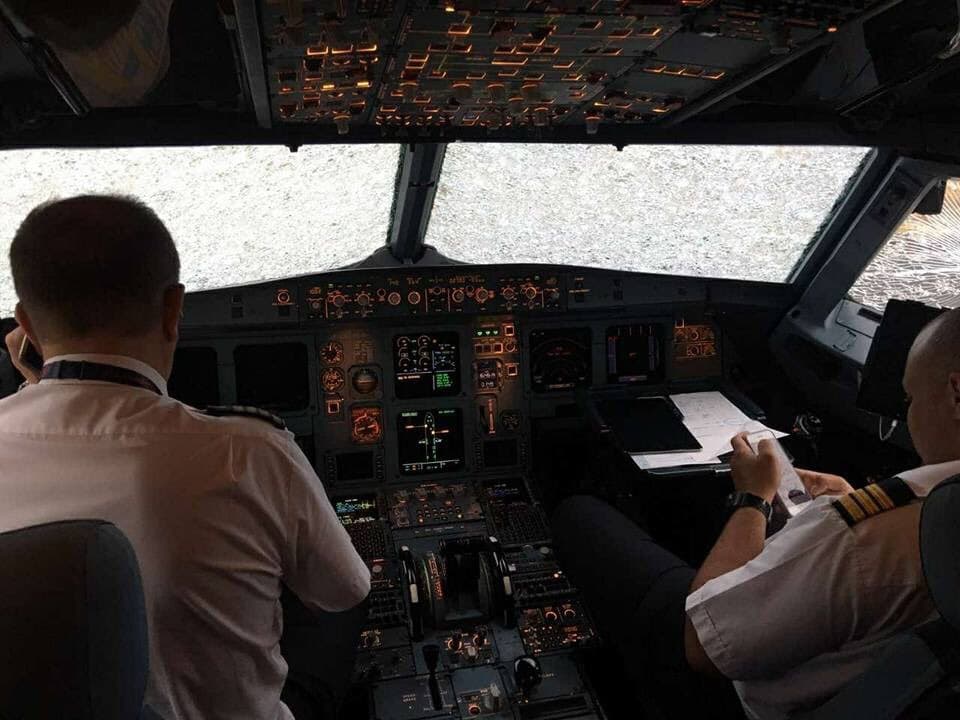Dan una medalla a un piloto por aterrizar un avión de 121 pasajeros en estas pésimas condiciones