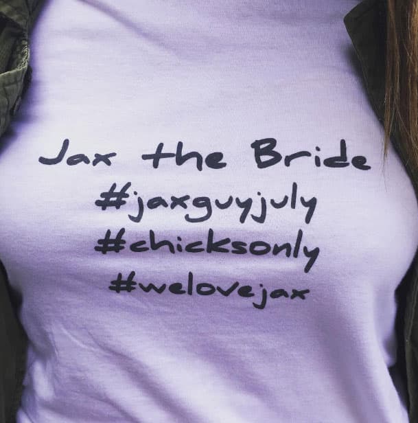 Mientras, Jacquie compartía su playera especial.