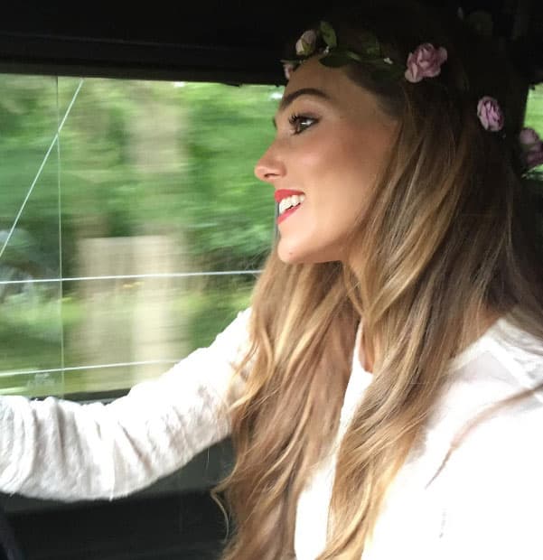 Lista para arreglarse para la boda.