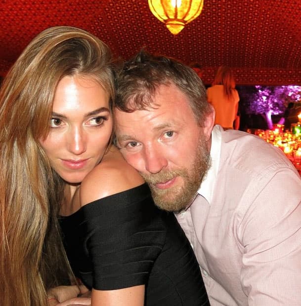 Tras cinco años de relación y tres hijos, Guy finalmente se casó con su amada, Jacqui Ainsley.