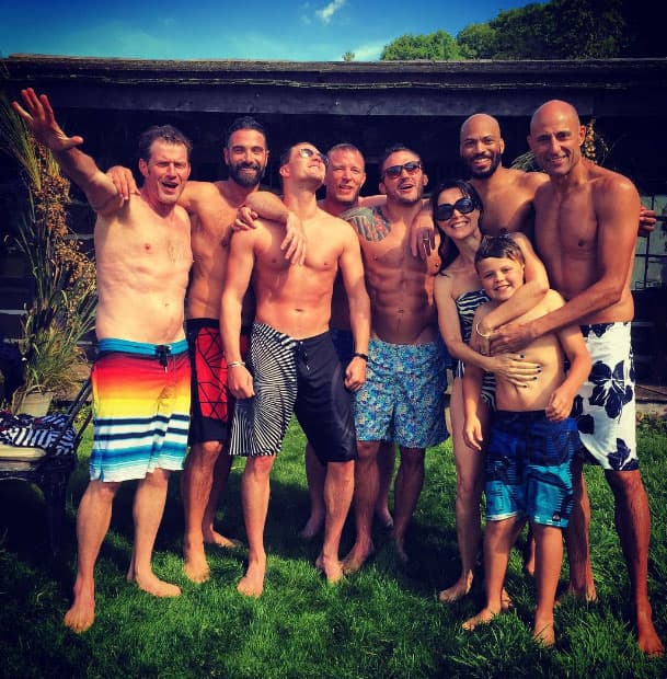 Por su lado, Guy y sus amigos famosos también se pusieron el traje de baño.