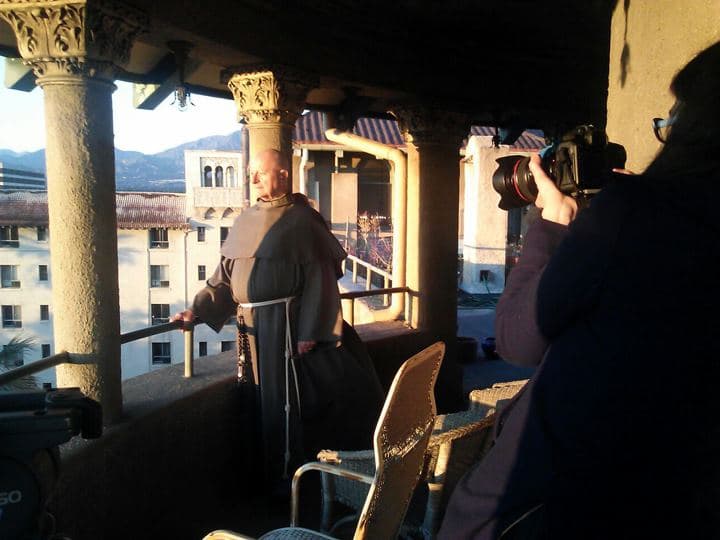 La cineasta logró hablar con Aquin a quien entrevistó para su documental. Tras 25 años en silencio de ese pasado, El Padre Aquín vive en Pasadena, California.