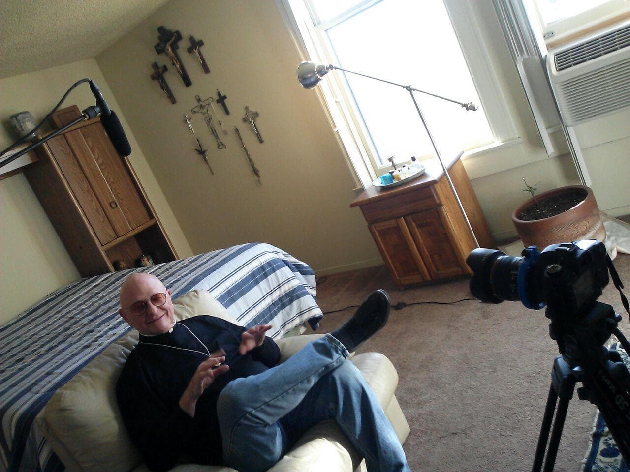 En el documental, Aquin narra cómo conoció a Miguel, lo que vivió junto a él hasta el lecho de su muerte y cómo ama y extraña a Puerto Rico.