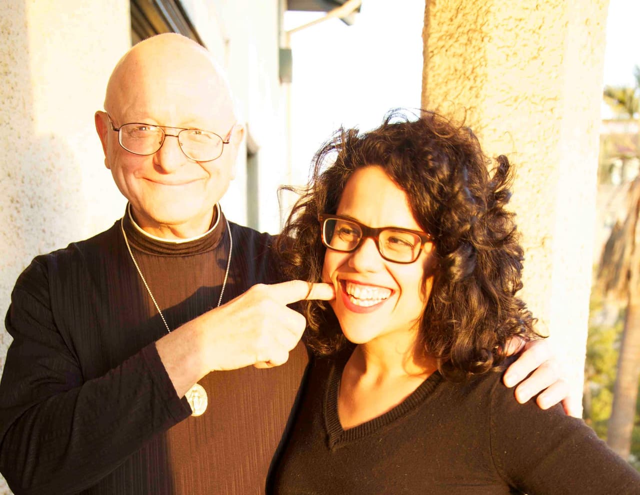 Cecilia Aldarondo junto a Aquin en Pasadena, California.