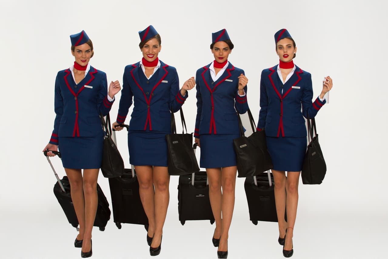 Estas guapas azafatas están a punto de aterrizar en Univision, muy pronto podremos verlas en el gran estreno de la serie
<i><b>La Piloto</b></i>.