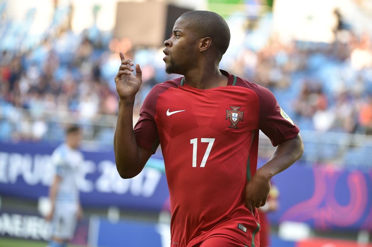 Sin embargo, las acciones iniciaron muy rápido, al minuto 1, con un gol de Alexandre Silva que dejaba fríos a todos los uruguayos.