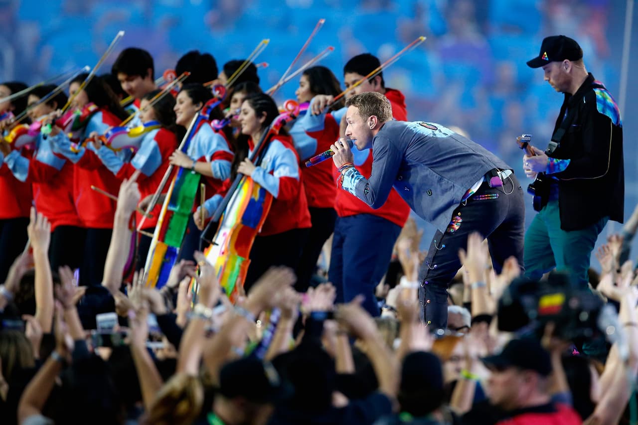 Chris Martin, junto con varios fans, salió al emparrillado entonando su éxito "Viva la Vida".