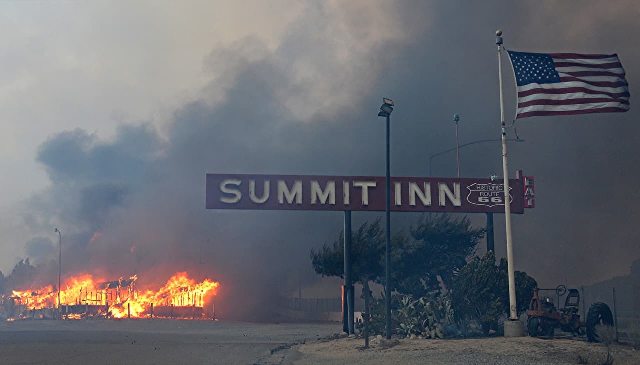 El número de hogares y estructuras destruidas por el incendio aún se desconoce, pero autoridades confirmaron que el conocido "Summit Inn" fue arrasado por las llamas.
