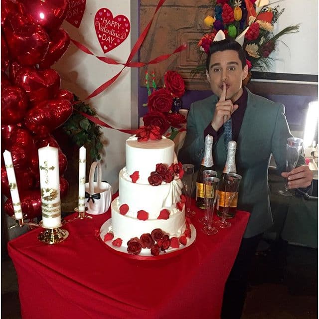 ¡Ups! Ale se quería comer el pastel de nuestros enamorados. (12 de febrero, 2016)