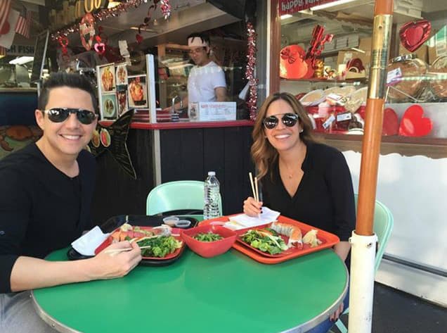 Luego de un día pesado de trabajo, Ale y Karla disfrutaron un delicioso Sushi. (11 de febrero, 2016)