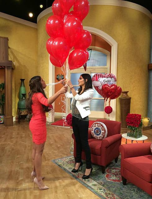 Ya está con nosotros nuestra querida Ale Espinoza para vivir juntos este especial del amor. (12 de febrero, 2016)