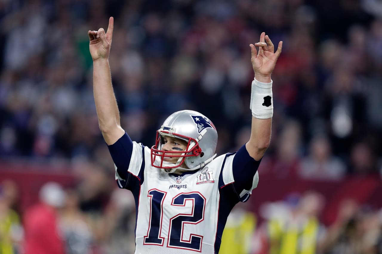 Después vino lo más histórico. Tom Brady montó otra serie arrolladora y levantó a Nueva Iglaterra de una desventaja de 25 puntos a una victoria por 34-28 sobre los Halcones de Atlanta en el primer Super Bowl que se define en tiempo extra.