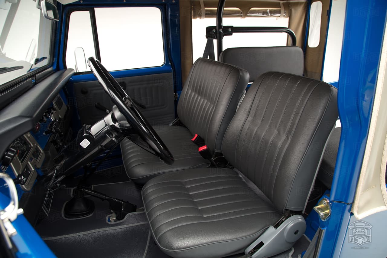 El banco del asiento delantero de esta unidad tiene el muy práctico banco delantero divididos en proporción de 40% para el asiento del conductor y 60% para los pasajeros delanteros. Algo que desapareció del menú de opciones de los vehículos utilitarios de las opciones desde que se convirtieron en un símbolo de estatus. Cuando esta camioneta fue concebida, utilitarias como ella eran consideradas como vehículos estrictamente de trabajo.