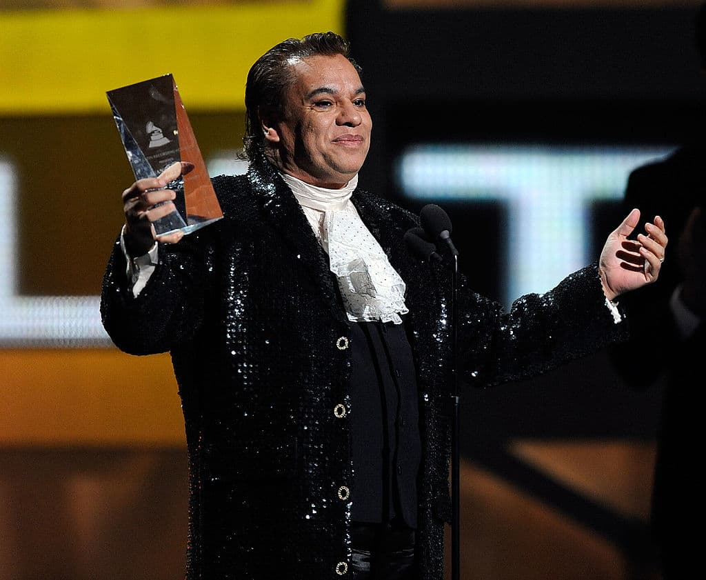 Las capas, las hombreras, las chamarra de lentejuelas, los cuellos victorianos todo este tipo de elementos pintorescos pervivieron en el armario de Juan Gabriel a lo largo de toda su carrera.