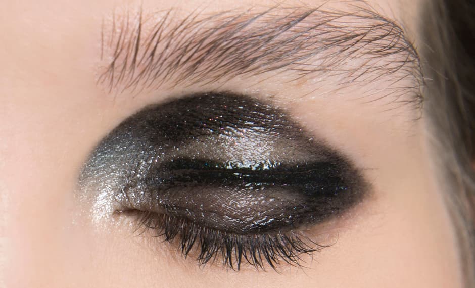 La propuesta perfecta para las que están cansadas de los clásicos smokey eyes. Realiza los trazos necesarios con ayuda de un lápiz delineador, deja que se corra un poco para lograr un acabado imperfecto. Agrega un toque de gloss transparente para darle una textura húmeda.
<br>