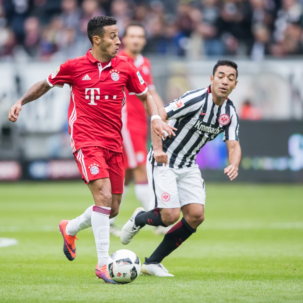 Allí entró la figura del mexicano Marco Fabián a buscar protagonismo para su equipo, con sacrificio en el momento de luchar por la posesión de balón.