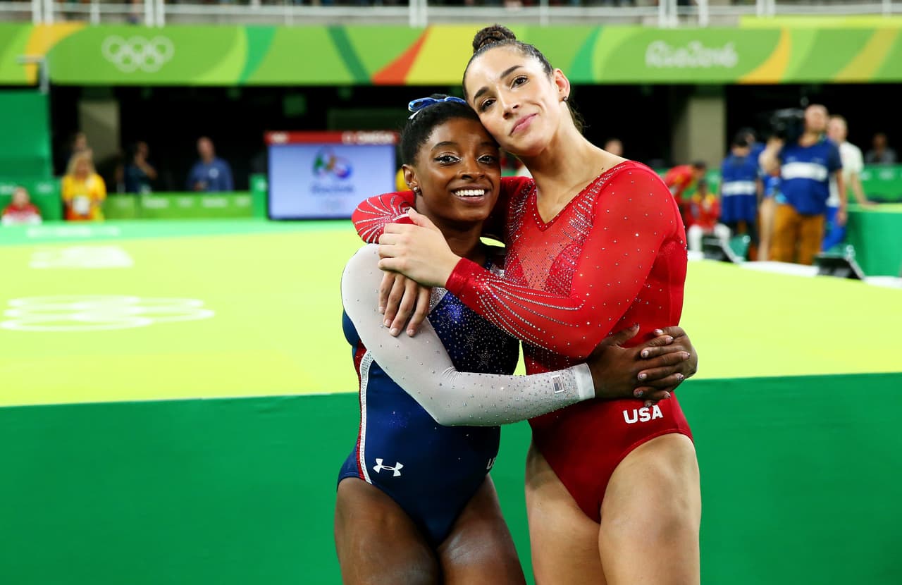 Simone Biles y Alexandra Raisman, medallas de oro y plata individual de Estados Unidos, respectivamente.