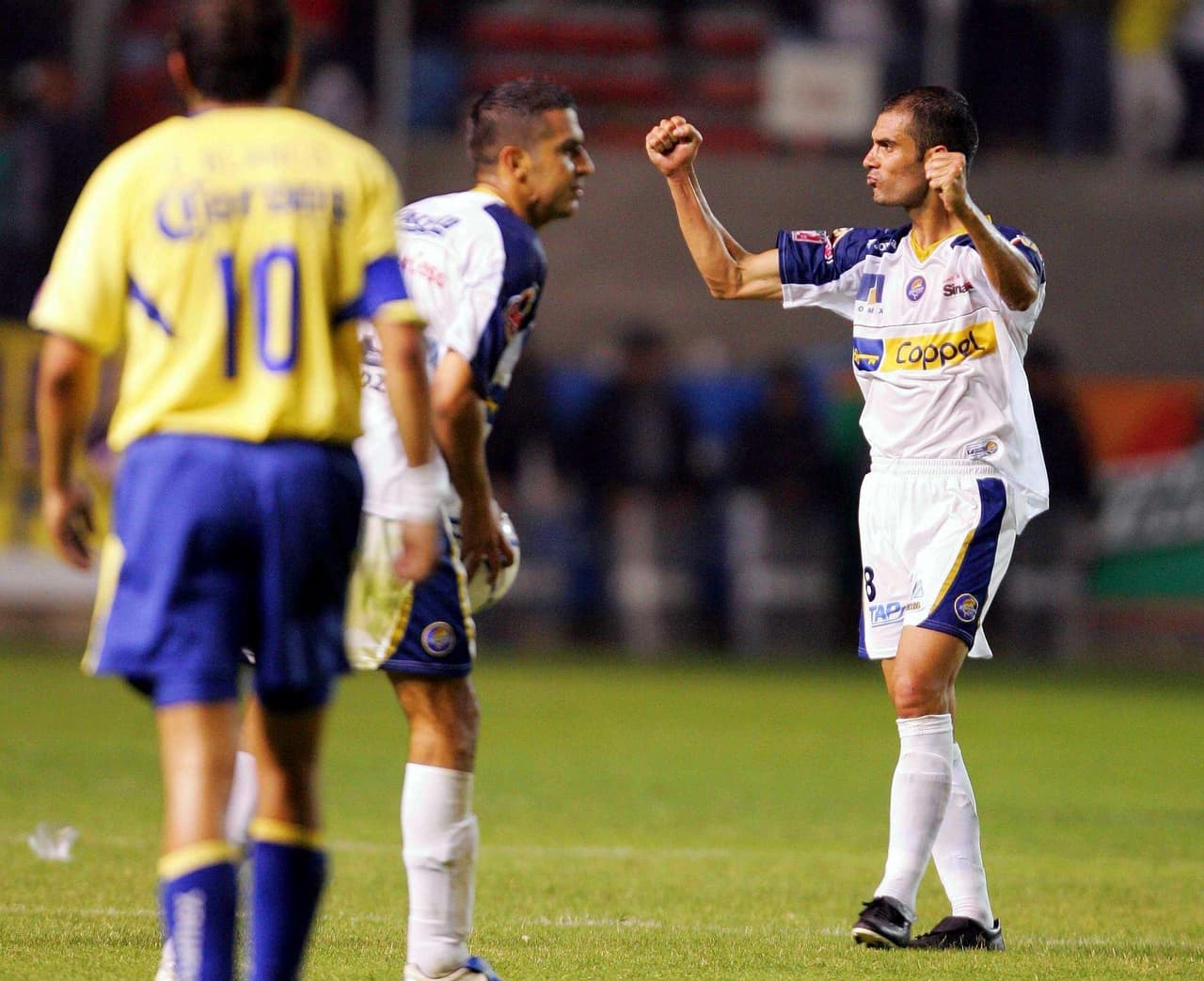 Como se dice en México, Josep Guardiola jugó en Dorados para "hacerle el paro" a su amigo Juan Manuel Lillo, pues llegó gratis antes de retirarse. El técnico catalán ha declarado que aprendió mucho de Ricardo Antonio La Volpe en su paso por suelo azteca.