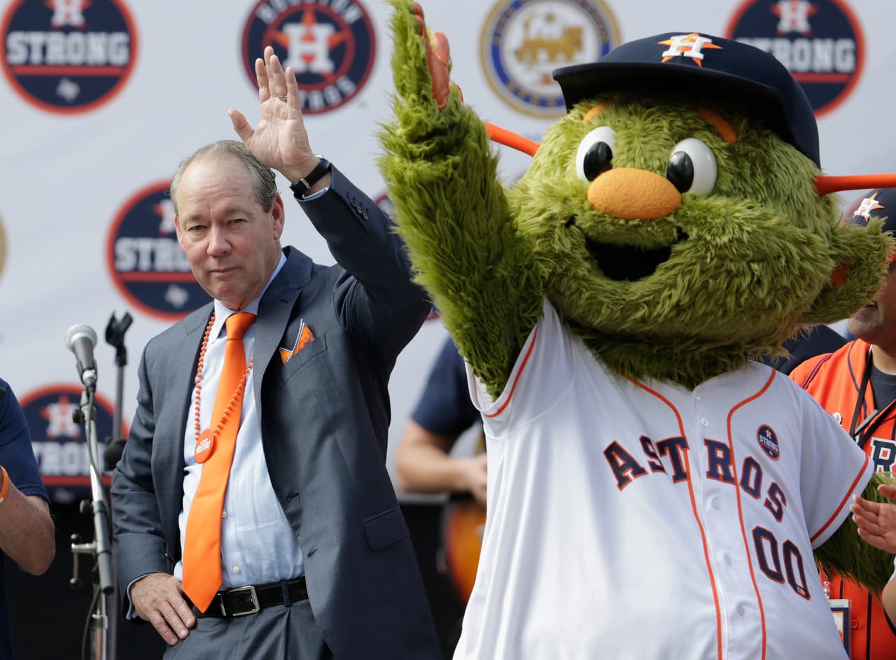 La ciudad de Houston, que aún se recupera del paso del huracán Harvey, festejó en grande junto a los jugadores su primer título de Serie Mundial.