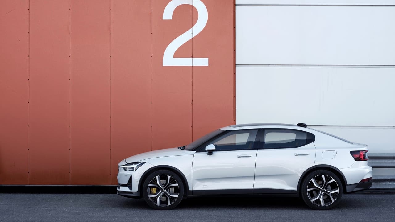 Este es el Polestar 2, el sedán eléctrico con tecnología Volvo que llega a competir con el Tesla Model 3
