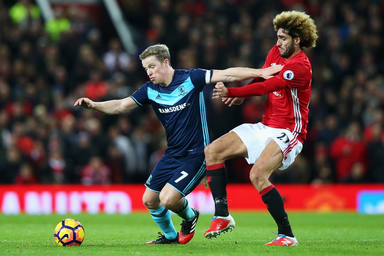 El caso del volante belga Marouane Fellaini es totalmente diferente al de Dyer. Su contextura delgada y su estatura (1,94 metros), sumada a su corte afro, lo hacen un jugador llamativo. A eso le suma su capacidad física, con lo que es muy competitivo con el Manchester United en la Premier League.