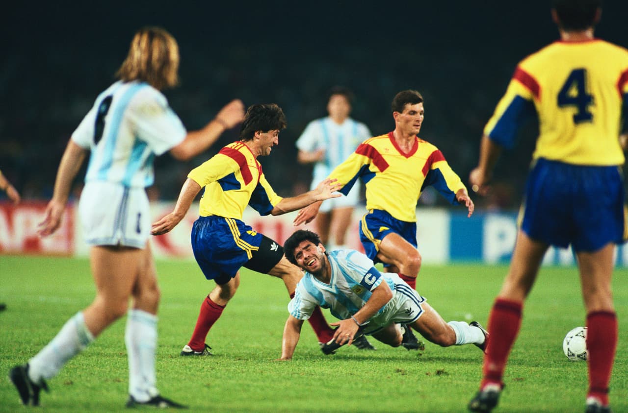El deseo de repetir la hazaña, esta vez en Italia 90, estaba latente en los corazones de los jugadores argentinos y, como no, en el de Diego. Una derrota ante Camerún, una victoria ante la U.R.S.S. y un empate ante Rumania clasificaron a la 'albiceleste' como mejor tercera.