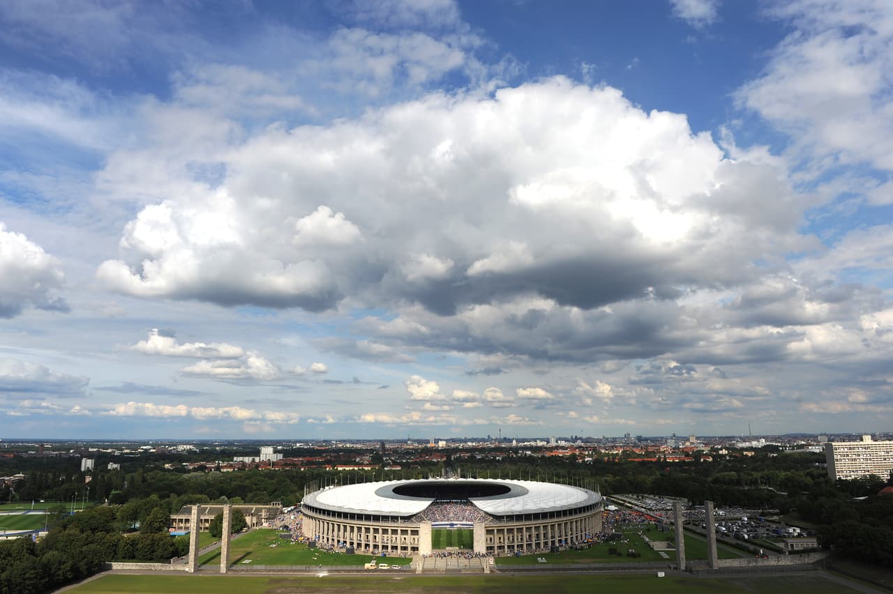 El Olympiastadion en Berlín tiene uno de los diseños más llamativos del mundo, con un espacio abierto. Allí es local el Herthe Berlín con una capacidad de 76 mil personas.