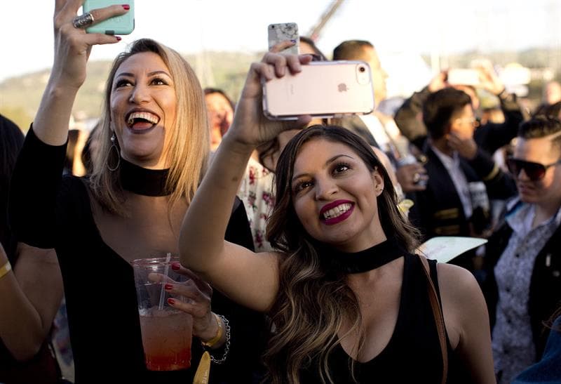 Temprano el sábado, las fanáticas disfrutaron de la música de Cali y el Dandee junto a Sebastián Yatra.