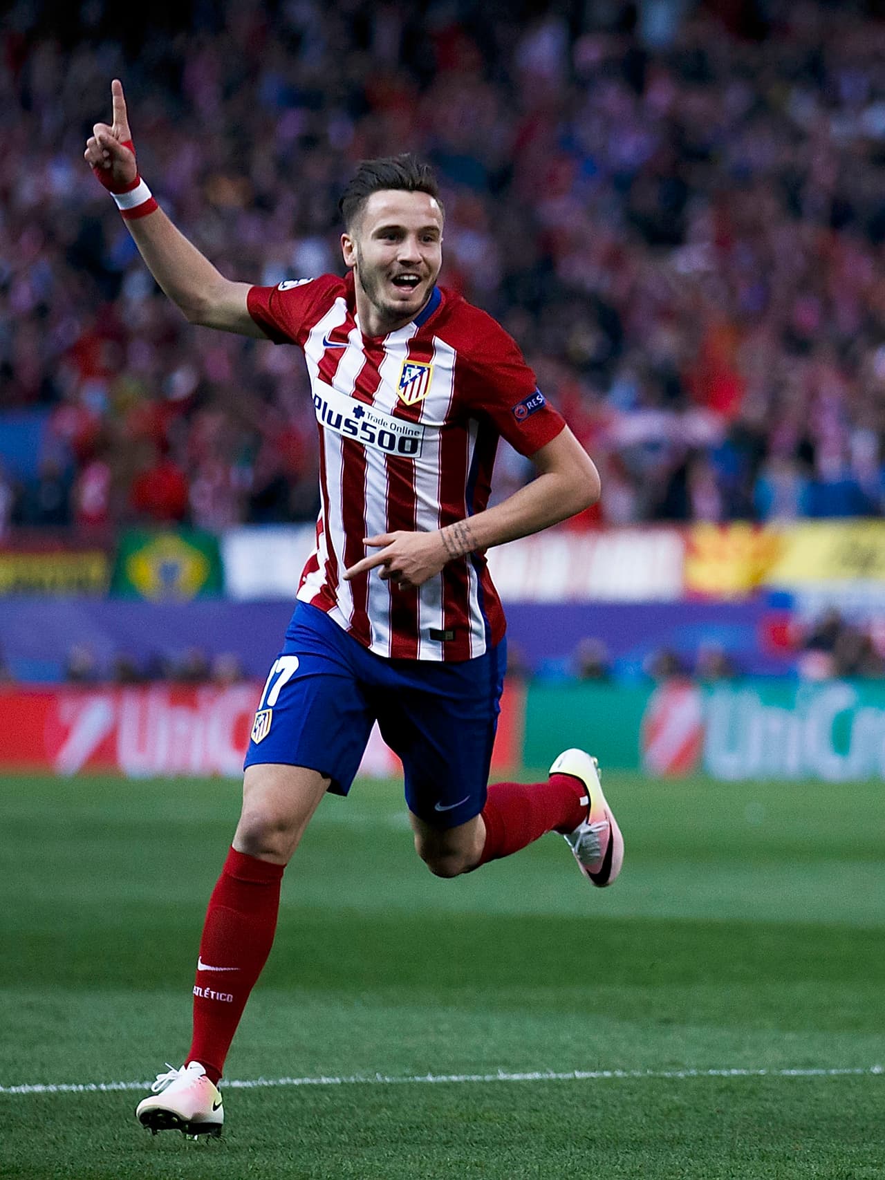 Hoy el Atlético tiene como titular a Saúl Ñíguez, un jugador que ha sorprendido a Europa y que maravilló a medio mundo en semifinales con su gol 'messíanico' contra el Bayern Munich, ese que sería la diferencia para jugar en Milán el cierre de la temporada. Saúl es muy del agrado del 'Cholo' por su atrevimiento y la manera en que pelea por cada balón, pero curiosamente hace dos años estaba a préstamo con el Rayo Vallecano.