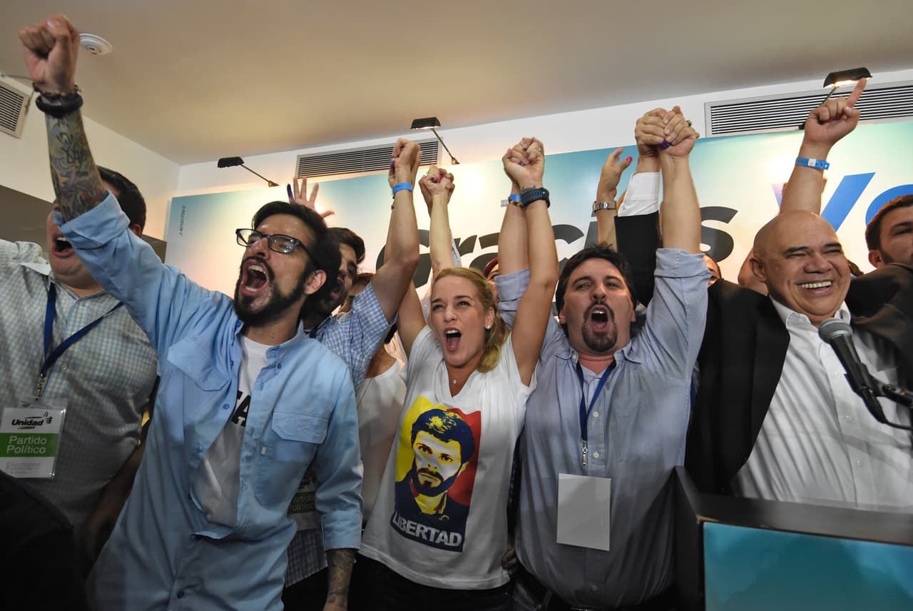 Lilian Tintori, esposa de Lopoldo López, celebrando la contundente victoria opositora