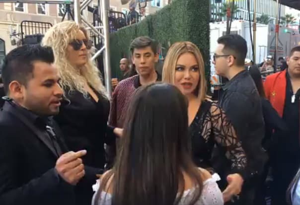 A la cantante no le importó ir muy bien custiodada, pues lo que deseaba era disfrutar el momento junto a sus seguidores.