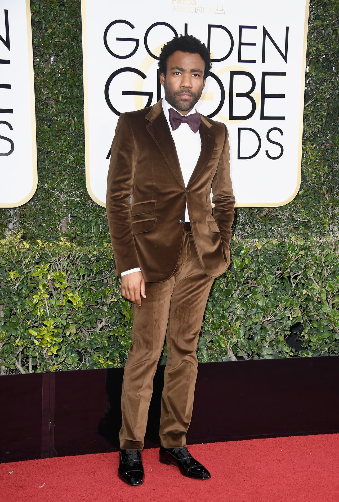 El actor y cantante Donald Glover, nominado a Mejor actor de una serie de TV de comedia o musical, portó un traje de terciopelo marrón.