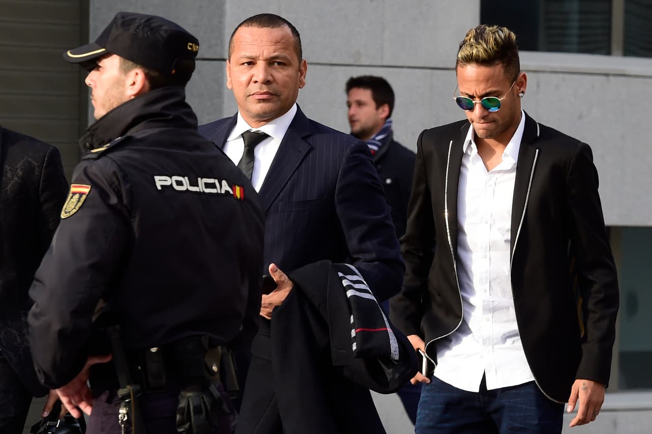 Ya en el pasado, Neymar Padre ha metido en problemas a Neymar Junior. Su fichaje por el Barcelona en 2013 es investigado judicialmente en España por diversos crímenes fiscales.
