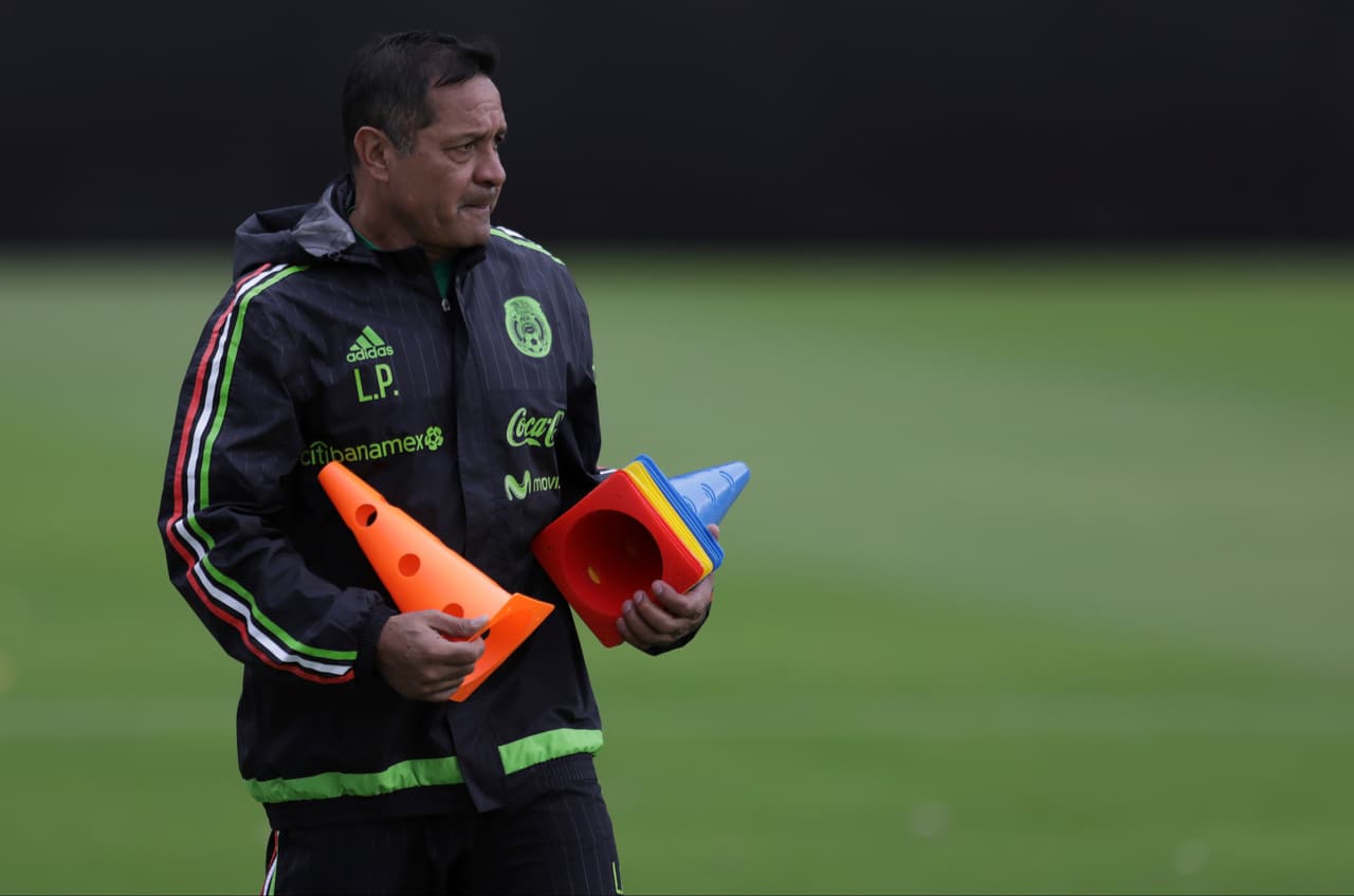 El asistente técnico de México, el colombiano Pompilio Páez, es el encargado de llevar a cabo los trabajos previos con el equipo.